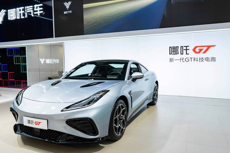 佛山33哪吒汽车在智能汽车领域的表现，领途汽车在新能源汽车市场中的影响力